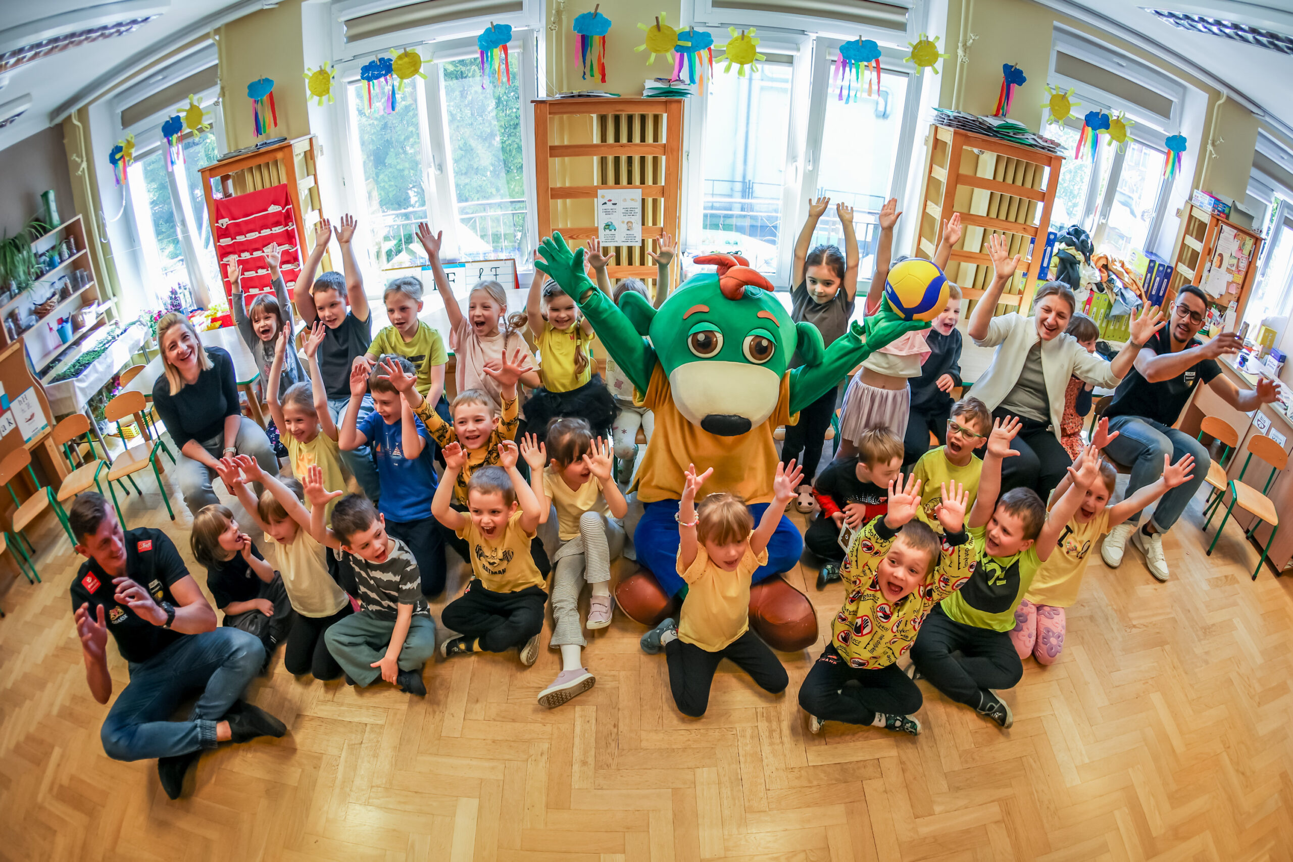 Zawodnicy z wizytą w przedszkolu w ramach kampanii „EKO POSTAWA – WIELKIE BRAWA! EKOMISJA 2025”