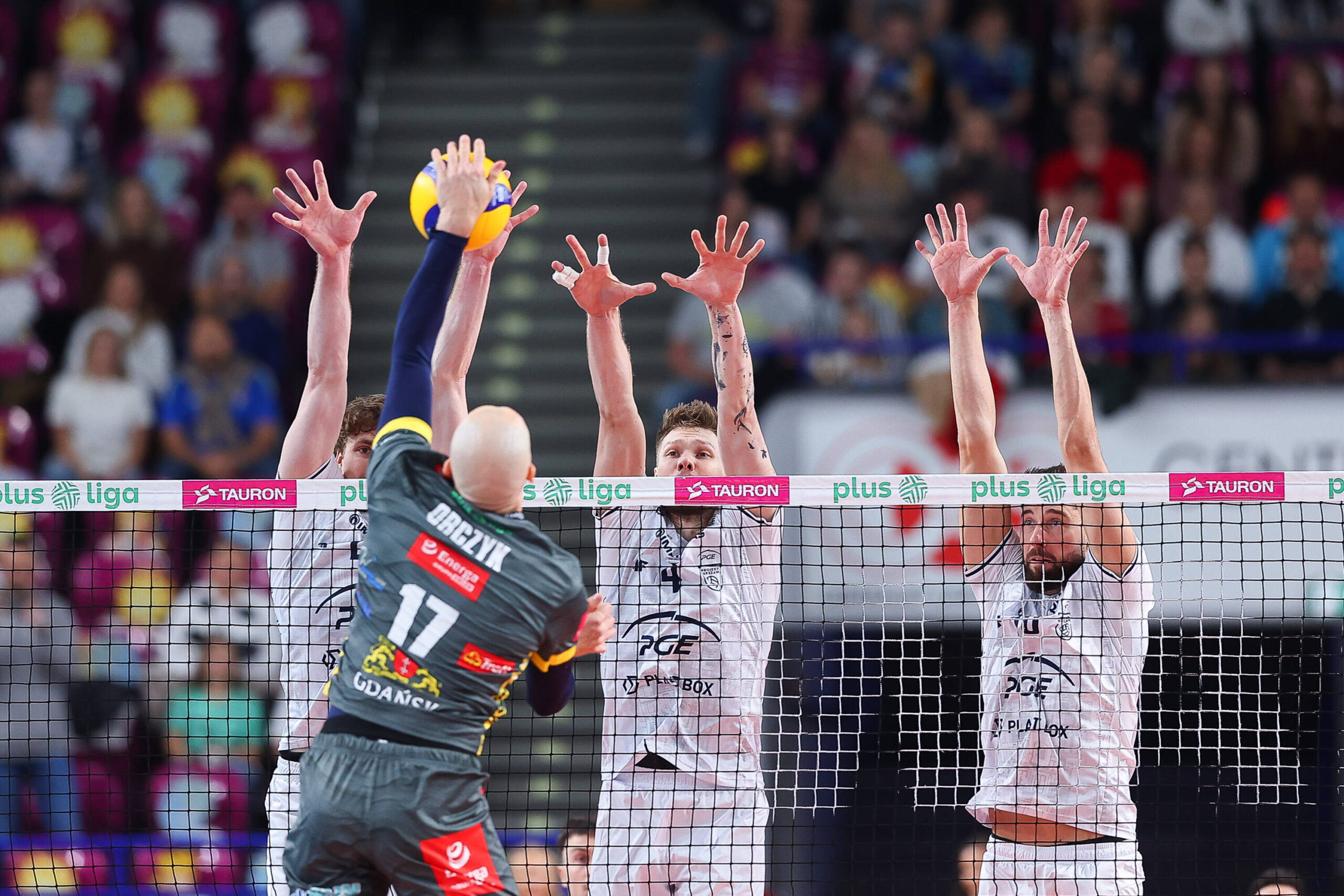 Waleczny pierwszy set w Warszawie, ale punkty zostają w stolicy